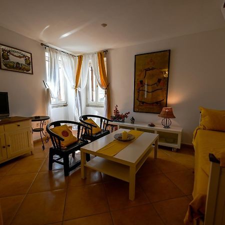 Alice Apartment With Balcony Ровинь Экстерьер фото