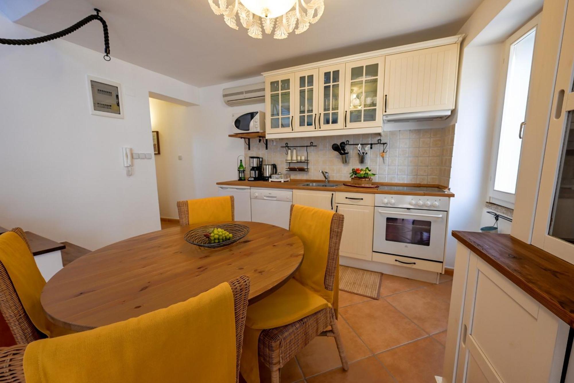 Alice Apartment With Balcony Ровинь Экстерьер фото